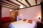 Habitación grande con baño y sofá, Goikola